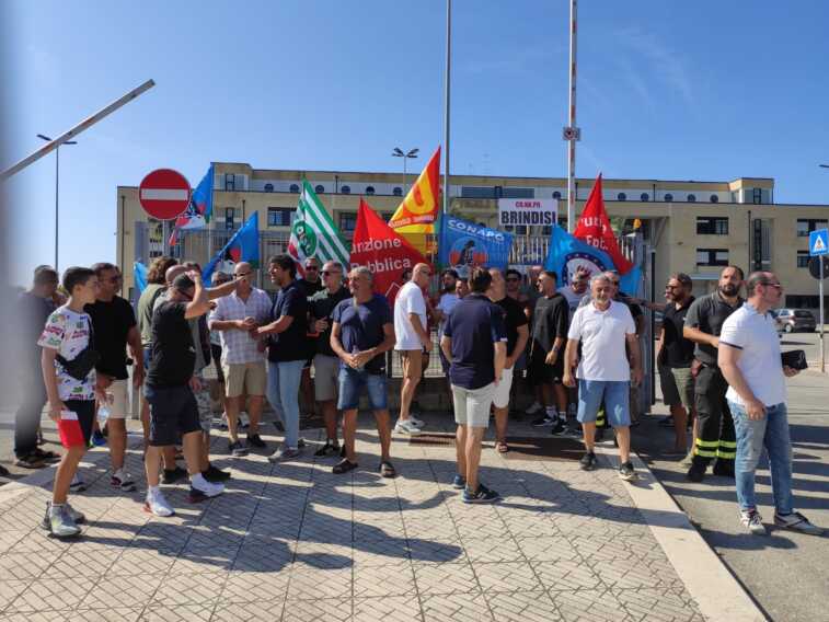 Carenza di vigili del fuoco a Brindisi, il grido d’allarme: «Noi siamo al collasso»