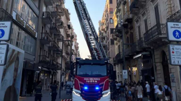 Bari, vigili del fuoco in azione in via Sparano: caduto un pezzo di cornicione