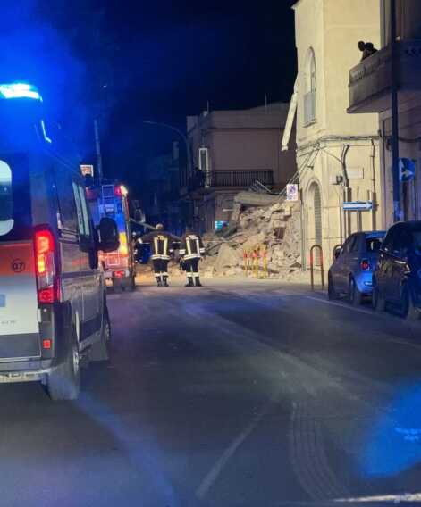 Galleria foto 'Latiano, crolla un edificio in pieno centro: ospitava un negozio di detersivi – FOTO e VIDEO' - foto 2