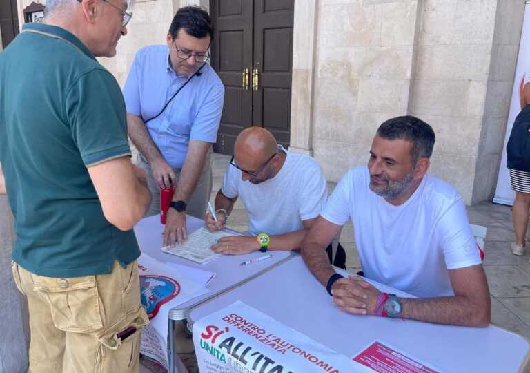 Oltre 500mila firme contro l’autonomia differenziata, Decaro: «Il Paese boccia la legge»