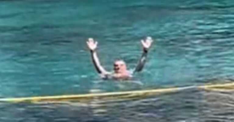 Decaro in Grecia, l’incontro in mare con i tifosi e il coro “Bari grande amore” – VIDEO