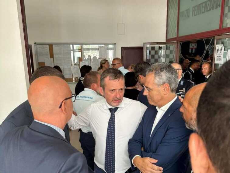 Taranto, Delmastro in visita al carcere: «Più assunzioni e investimenti»