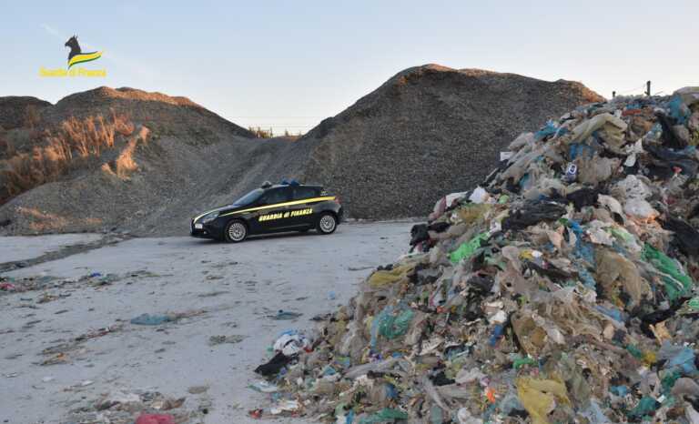 Trani, gestiva una discarica abusiva: sequestrata una ditta di recupero rifiuti – VIDEO