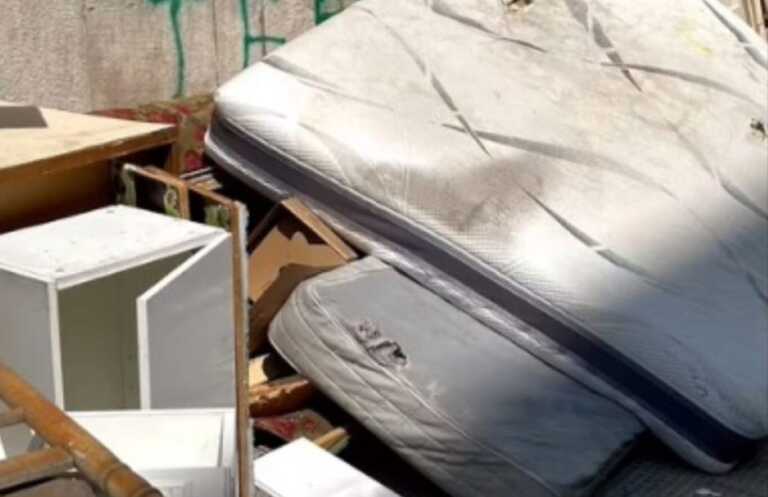 Una discarica in pieno centro a Bari: «Beccheremo gli incivili con le telecamere»