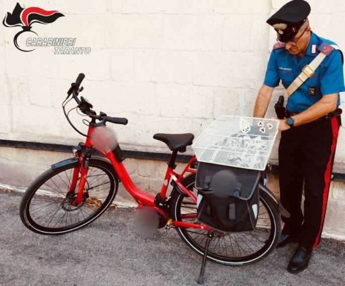 Avetrana, droga nascosta sotto la sella della bici elettrica: arrestato un 43enne