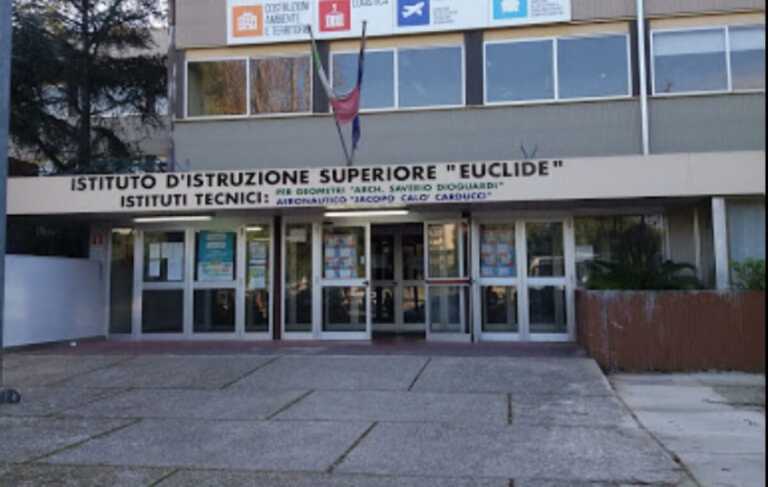 Bari, raid nella notte all’Istituto Euclide: ladri portano via attrezzature e pc nuovi