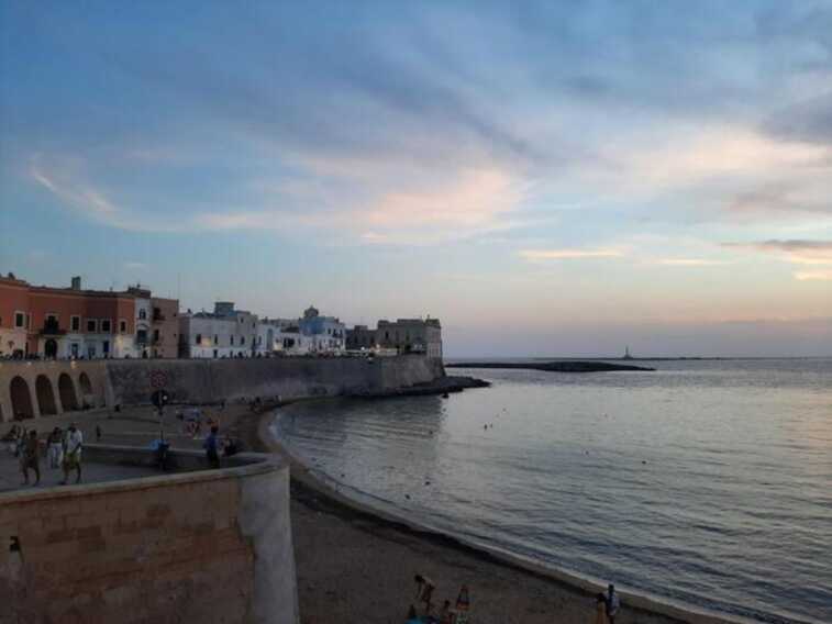 Stretta sulla movida a Gallipoli, niente alcol da asporto e dj nei lidi: divieto valido dalle 17 in poi
