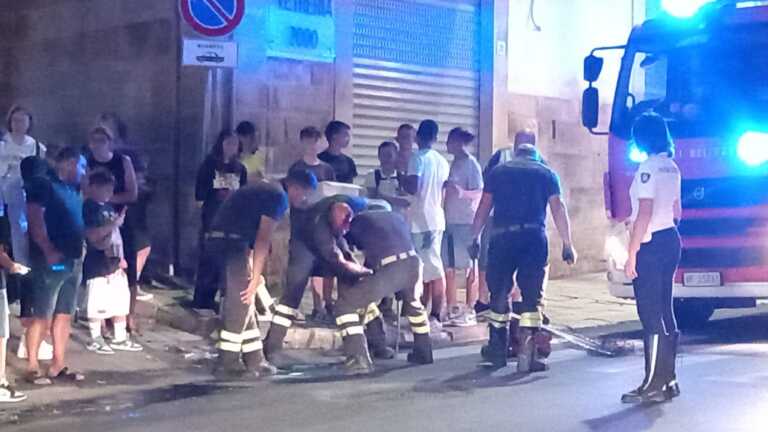 Nubifragio a Putignano, gattino salvato dopo essere caduto in un tombino