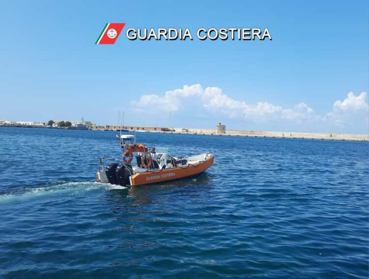 Kitesurfer 59enne soccorso al largo di Otranto, bloccato dal forte maestrale: «Non riusciva a tornare a riva»