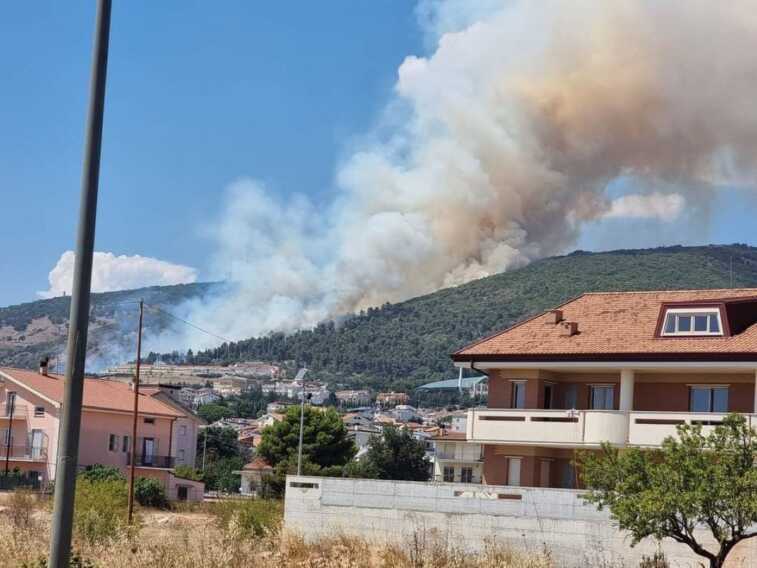 Incendio a San Giovanni Rotondo, a fuoco circa 40 ettari vicino la struttura “Angeli di Padre Pio” – VIDEO