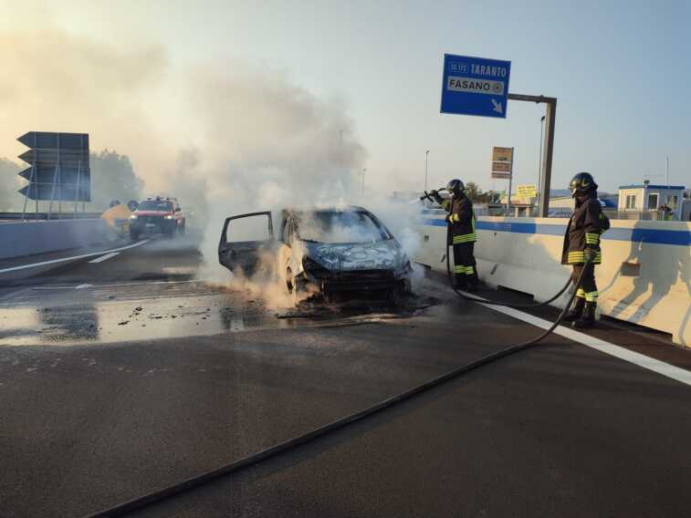 Auto a fuoco sulla Ss 16 a Fasano: era in coda per un incidente poco più avanti