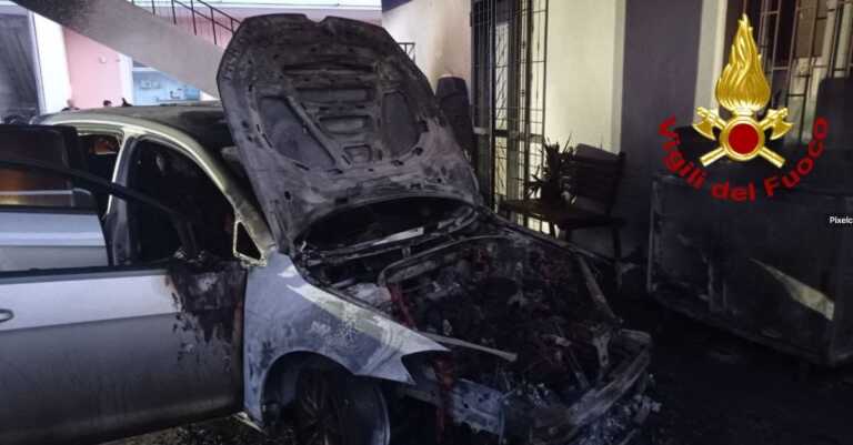 Taurisano, due auto distrutte in un incendio: danneggiata la facciata di un’abitazione