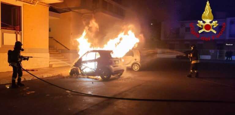 Notte di fuoco nel Salento: quattro auto distrutte in tre incendi. Indagini in corso