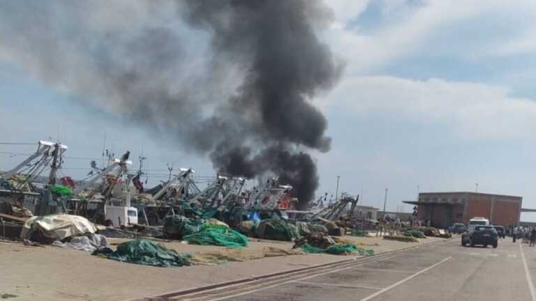 Peschereccio in fiamme nel porto di Manfredonia: intervengono i vigili del fuoco