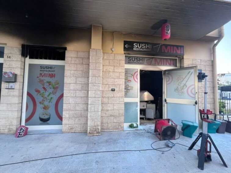Canosa, incendio in un ristorante di sushi: le fiamme partite da una friggitrice