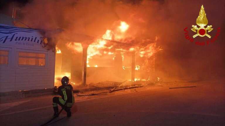 Paura nella notte a Lecce: un incendio distrugge un ristorante a Torre Rinalda
