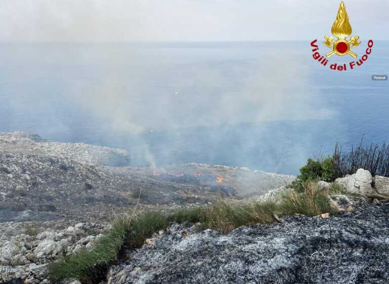 Galleria foto 'Santa Cesarea Terme, in fiamme 17 ettari di vegetazione: paura per un agriturismo' - foto 1