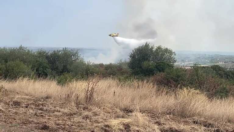 Vasto incendio tra le province di Taranto e Brindisi: in azione due canadair