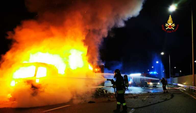 Tir in fiamme sulla strada statale 16: vigili del fuoco al lavoro fino all’alba