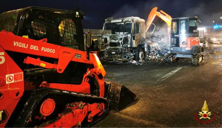 Galleria foto 'Tir in fiamme sulla strada statale 16: vigili del fuoco al lavoro fino all’alba' - foto 1