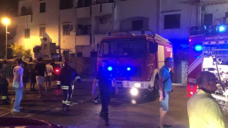 Incendio nella notte a Vieste, fiamme in un palazzo: alcune persone intossicate