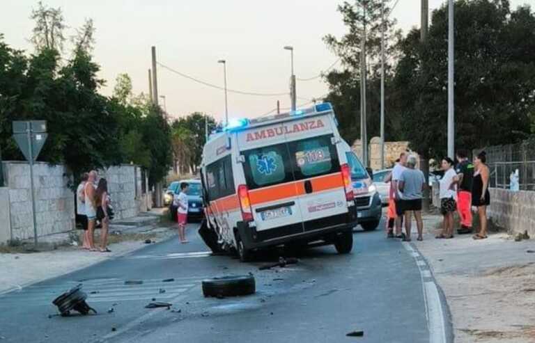 Scontro frontale tra un’auto e un’ambulanza a Melendugno: tre feriti