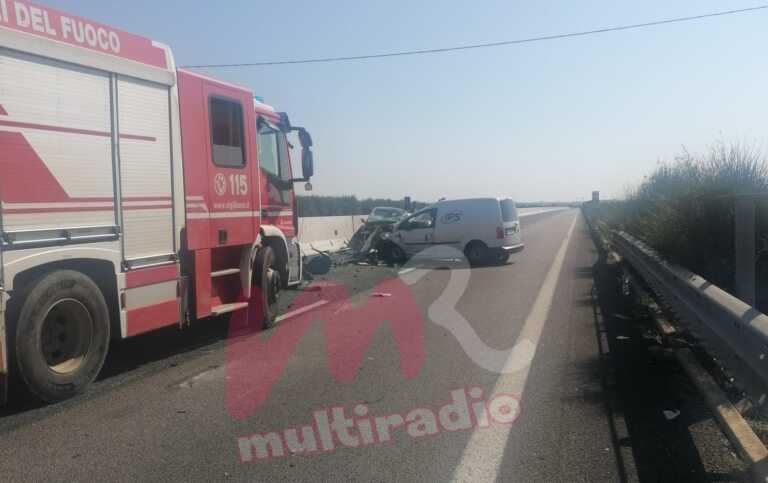 Incidente tra due auto sulla Ss 106 a Massafra: una viaggiava contromano. Un morto