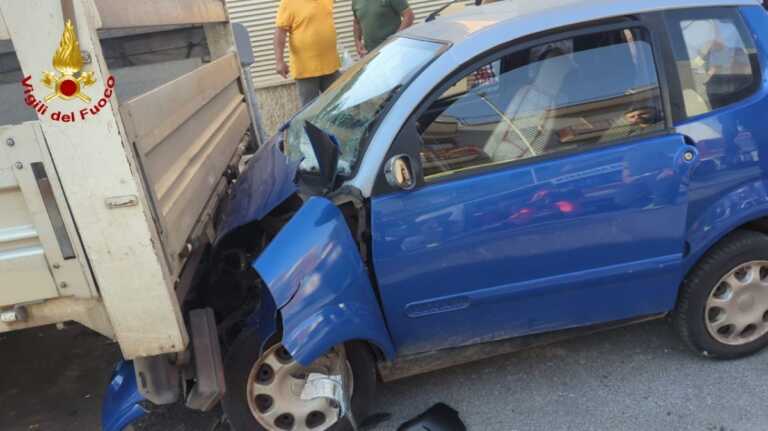 Auto contro un camioncino a Putignano: due anziani in ospedale in codice rosso