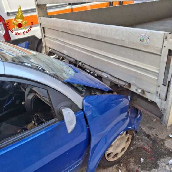 Galleria foto 'Auto contro un camioncino a Putignano: due anziani in ospedale in codice rosso' - foto 1