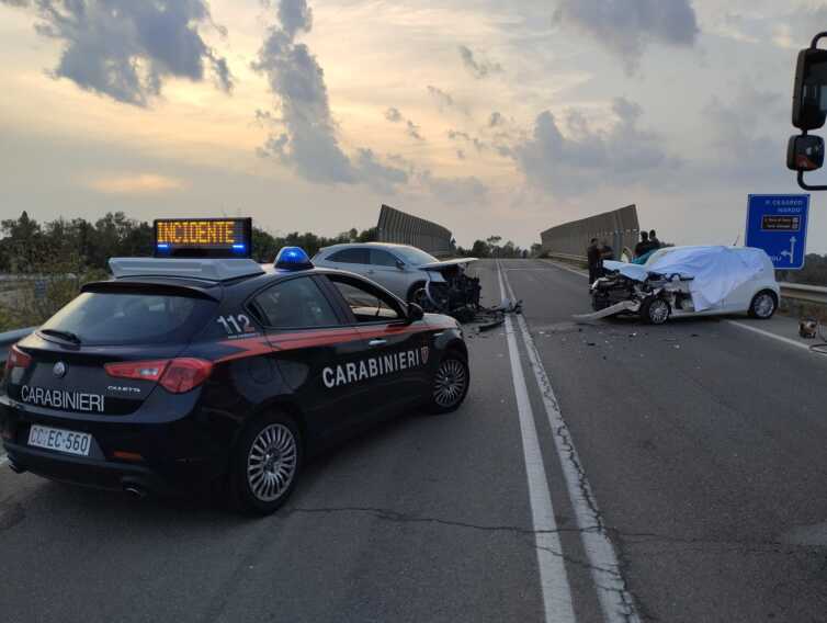 Incidente sulla strada statale 101 nel Salento: muore una donna, tra i feriti due bambini