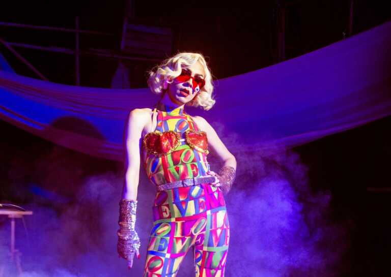 Lilly Love porta il suo show ad Andria: «Fare la “drag”? È un atto politico» – L’INTERVISTA