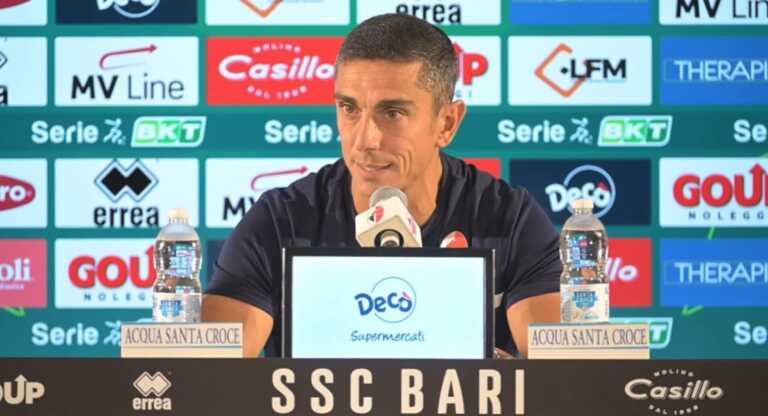 Bari, rosa corta e mercato bloccato: solo 16 i calciatori schierati da Longo. Tante ipotesi e nessuna certezza