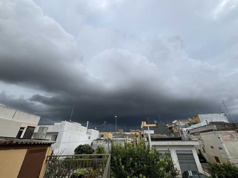 Maltempo in Puglia, temporali e acquazzoni su tutta la regione: allerta arancione – VIDEO
