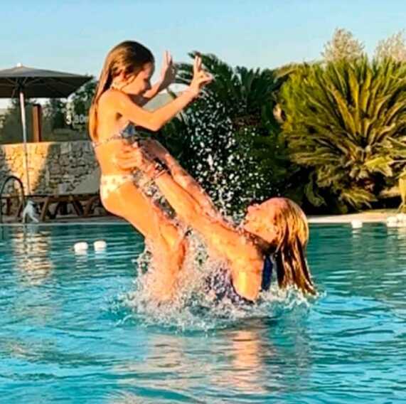 Ferragosto in Puglia per la premier Meloni: sui social auguri e la foto in piscina con la figlia