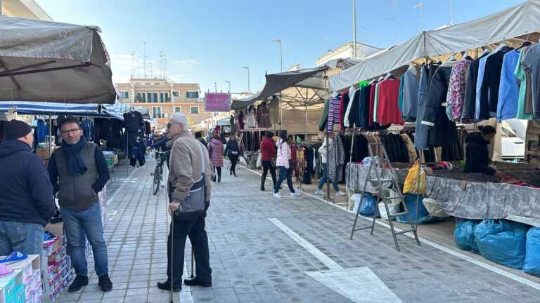 Bari, mercato di Santo Spirito nel caos. Nazzarini e Montaruli: «Pessimo inizio per Leccese»