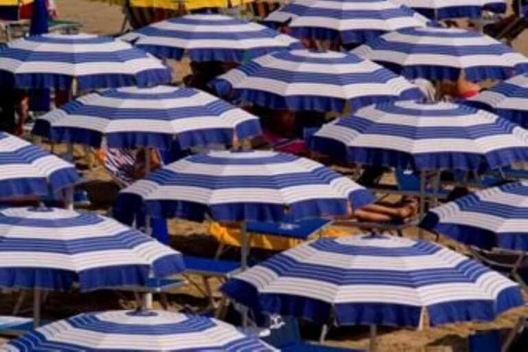 Salento, liberati mille metri quadri di spiaggia occupata abusivamente: denunciato titolare dello stabilimento