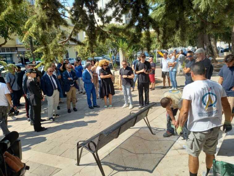 Bitonto, inaugurata e vandalizzata: torna al suo posto la panchina per le vittime di mafia – VIDEO