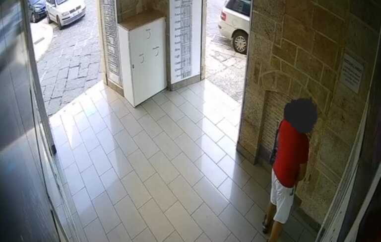 Fa pipì in un distributore automatico h24 in piazza ad Andria: multato