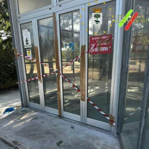 Galleria foto 'Lecce, blitz al Parco di Belloluogo: identificati e allontanati sei senza fissa dimora' - foto 3