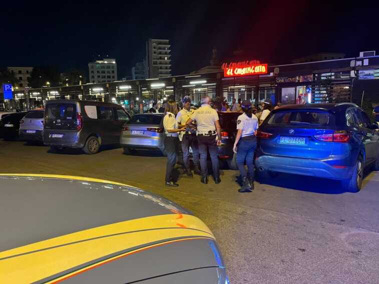 Bari, la lite tra due donne finisce in rissa sul lungomare: ferito un agente