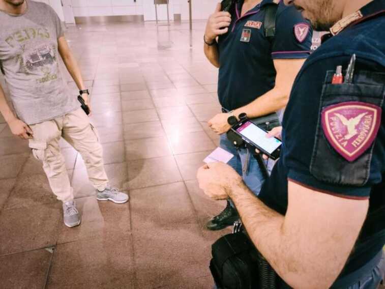 Lecce, sottrae il figlio durante un incontro pre-affido: mamma e bimbo in fuga