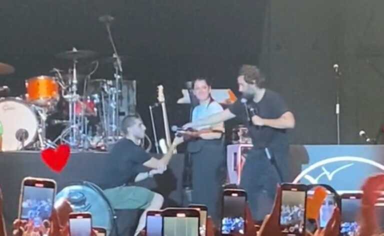 Molfetta, Tommaso Paradiso fa da cupido: la proposta di matrimonio durante il concerto – VIDEO