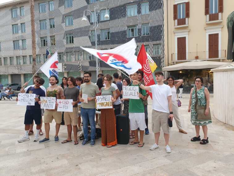 Cannabis light, associazioni protestano a Bari: «Sbagliato equipararla a quella con Thc»