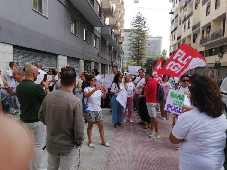 Galleria foto 'Precari della scuola in Puglia: saranno assunti i primi 30 idonei del concorso 2020 – FOTO e VIDEO' - foto 1