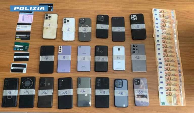 Galleria foto 'Gallipoli, recuperati 19 smartphone rubati in spiaggia: denunciati due uomini' - foto 1
