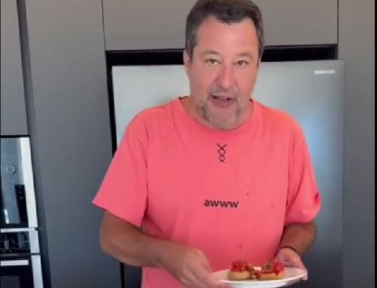 Galleria foto 'Matteo Salvini in vacanza in Puglia prepara le friselle: «Buon Ferragosto» – VIDEO' - foto 1