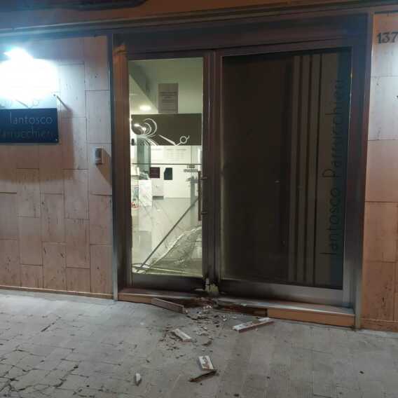 San Severo, bomba all’esterno di un salone di parrucchiere: via alle indagini