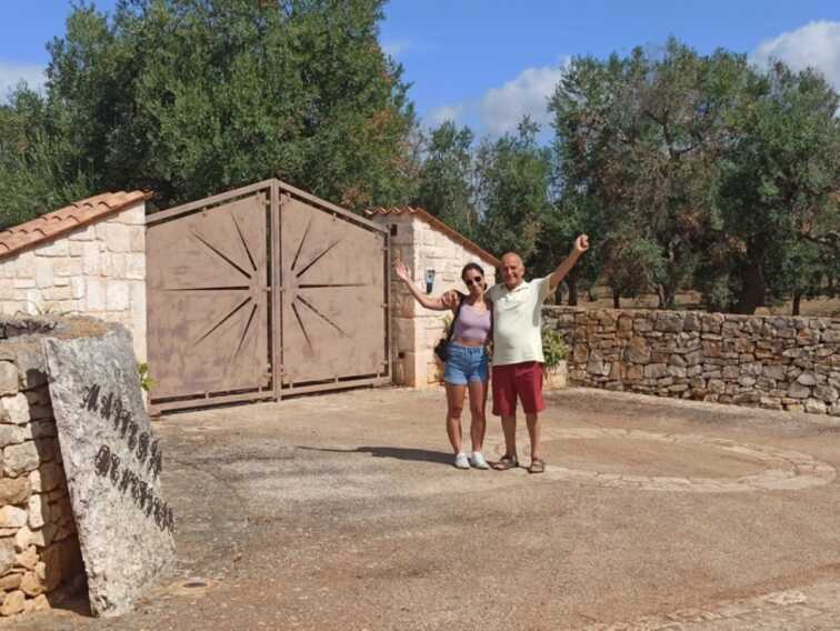 Ceglie Messapica, caccia al selfie con Meloni all’esterno della masseria: «Voglio salutarla»