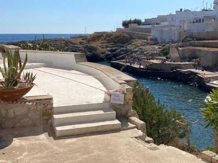 Polignano, scalette abusive per la discesa a mare a Cala Paura: sequestrata l’area