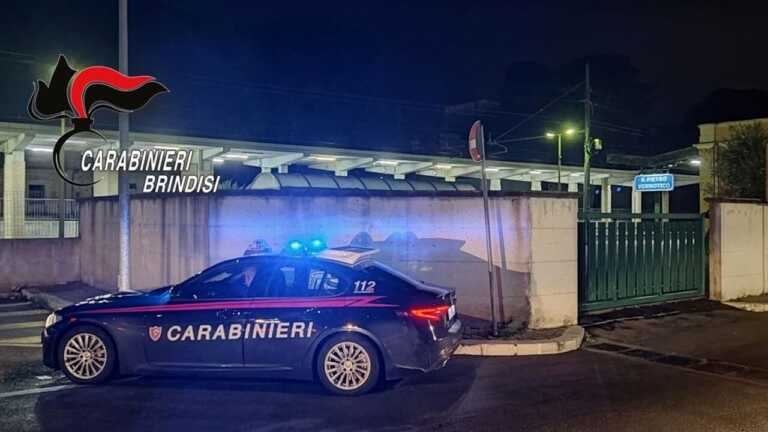 Brindisi, festeggia il Ferragosto in spiaggia e viene colpito da un proiettile vagante: ferito un giovane
